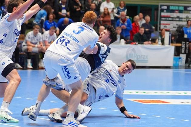 RECORD DATE NOT STATED Szene mit Nicolai Theilinger (3, TBV Lemgo), Aron Seesing (49; Bergischer HC) und Frederik Simak (8; TBV Lemgo) Szene mit Nicolai Theilinger (3, TBV Lemgo), Aron Seesing (49; Bergischer HC) und Frederik Simak (8; TBV Lemgo)