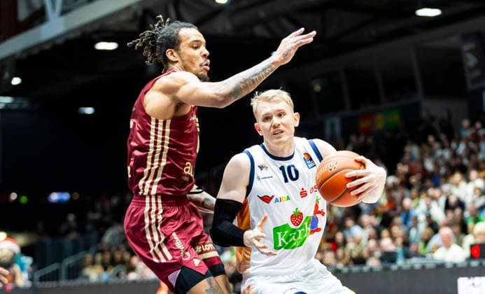 20.12.2025, xomx, Basketball easyCredit BBL Bundesliga, NINERS Chemnitz - Rostock Seawolves v.l. Kevin Yebo (Niners Chemnitz) und Lukasz Kolenda (ROSTOCK SEAWOLVES) im Zweikampf am Ball. Chemnitz