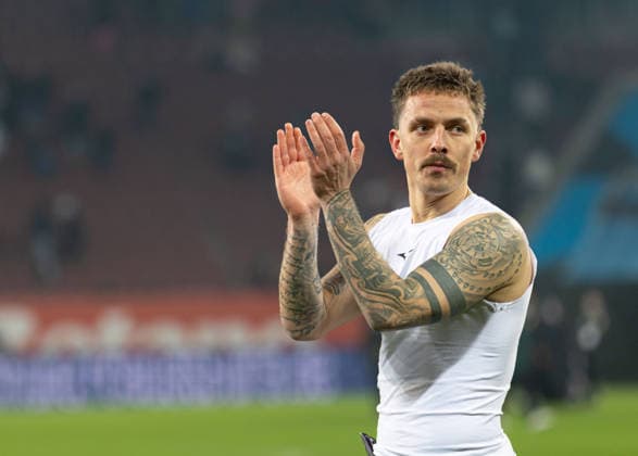 Phillip Tietz (FC Augsburg 21) klatscht zu den Fans; FC Augsburg vs. Werder Bremen, 15. Spieltag; DFL REGULATIONS PROHIBIT ANY USE OF PHOTOGRAPHS AS IMAGE SEQUENCES AND OR QUASI-VIDEO.