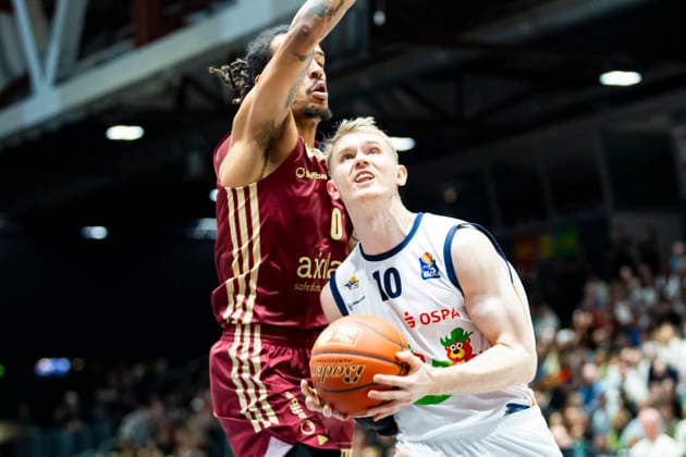 20.12.2025, xomx, Basketball easyCredit BBL Bundesliga, NINERS Chemnitz - Rostock Seawolves v.l. Kevin Yebo (Niners Chemnitz) und Lukasz Kolenda (ROSTOCK SEAWOLVES) im Zweikampf am Ball. Chemnitz