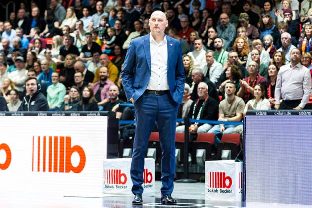 20.12.2025, xomx, Basketball easyCredit BBL Bundesliga, NINERS Chemnitz - Rostock Seawolves v.l. Przemyslaw Frasunkiewick (ROSTOCK SEAWOLVES Headcoach). Einzelbild, Freisteller, Chemnitz