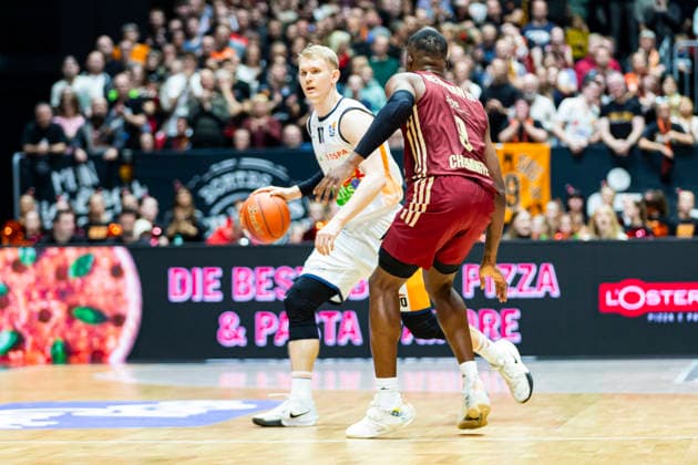 20.12.2025, xomx, Basketball easyCredit BBL Bundesliga, NINERS Chemnitz - Rostock Seawolves v.l. Lukasz Kolenda (ROSTOCK SEAWOLVES) und John Newman III (Niners Chemnitz) im Zweikampf am Ball. Chemnitz