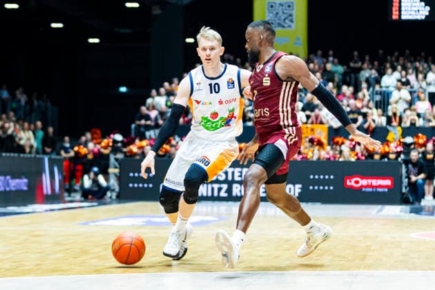 20.12.2025, xomx, Basketball easyCredit BBL Bundesliga, NINERS Chemnitz - Rostock Seawolves v.l. Kevin Yebo (Niners Chemnitz) und Lukasz Kolenda (ROSTOCK SEAWOLVES) im Zweikampf am Ball. Chemnitz