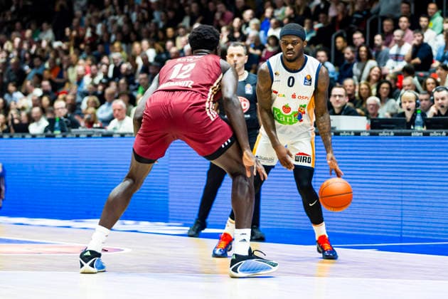 20.12.2025, xomx, Basketball easyCredit BBL Bundesliga, NINERS Chemnitz - Rostock Seawolves v.l. TJ Crockett Jr. (ROSTOCK SEAWOLVES) am Ball. Amadou Sow (Niners Chemnitz) Chemnitz