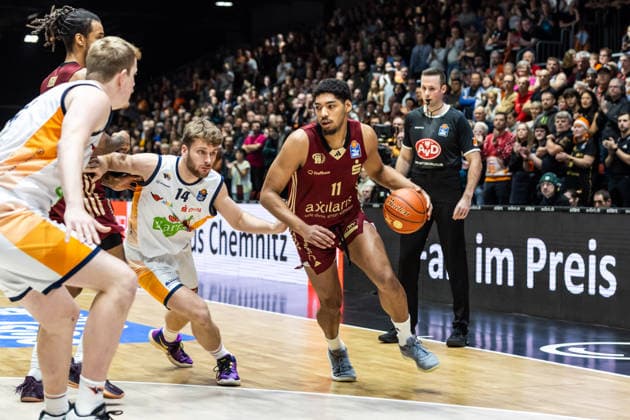 GER, easy-Credit Basketball-Bundesliga, Niners Chemnitz - Rostock Seawolves. 20.12.2025, Messe, Chemnitz, GER, easy-Credit Basketball-Bundesliga, Niners Chemnitz - Rostock Seawolves. Kostja Mushidi (Niners Chemnitz, 11) Foto Alexander Trienitz Chemnitz Messe Sachsen Deutschland