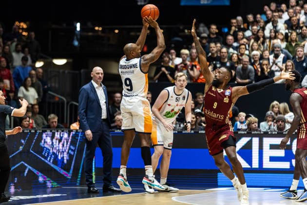 GER, easy-Credit Basketball-Bundesliga, Niners Chemnitz - Rostock Seawolves. 20.12.2025, Messe, Chemnitz, GER, easy-Credit Basketball-Bundesliga, Niners Chemnitz - Rostock Seawolves. DeAndre Lansdowne (Rostock Seawolves 9) Foto Alexander Trienitz Chemnitz Messe Sachsen Deutschland