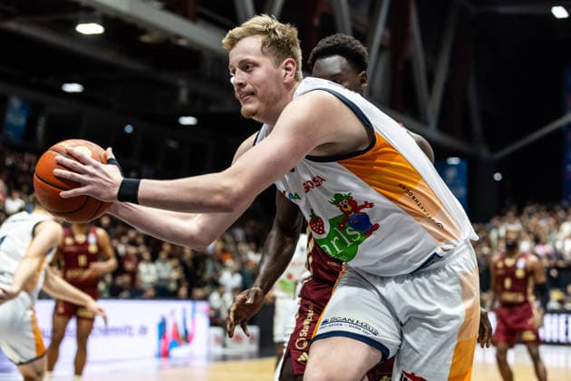 GER, easy-Credit Basketball-Bundesliga, Niners Chemnitz - Rostock Seawolves. 20.12.2025, Messe, Chemnitz, GER, easy-Credit Basketball-Bundesliga, Niners Chemnitz - Rostock Seawolves. Bent Leuchten (Rostock Seawolves 51) Foto Alexander Trienitz Chemnitz Messe Sachsen Deutschland