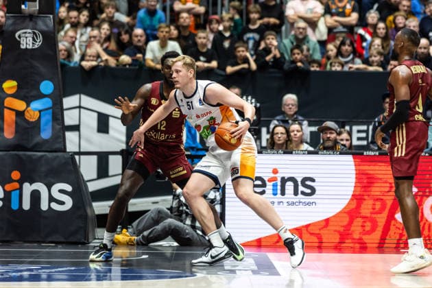 GER, easy-Credit Basketball-Bundesliga, Niners Chemnitz - Rostock Seawolves. 20.12.2025, Messe, Chemnitz, GER, easy-Credit Basketball-Bundesliga, Niners Chemnitz - Rostock Seawolves. Bent Leuchten (Rostock Seawolves 51) Foto Alexander Trienitz Chemnitz Messe Sachsen Deutschland