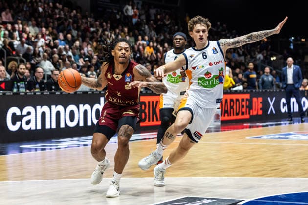 GER, easy-Credit Basketball-Bundesliga, Niners Chemnitz - Rostock Seawolves. 20.12.2025, Messe, Chemnitz, GER, easy-Credit Basketball-Bundesliga, Niners Chemnitz - Rostock Seawolves. Nike Sibande (Niners Chemnitz, 2), Luis Wulff (Rostock Seawolves 6) Foto Alexander Trienitz Chemnitz Messe Sachsen Deutschland