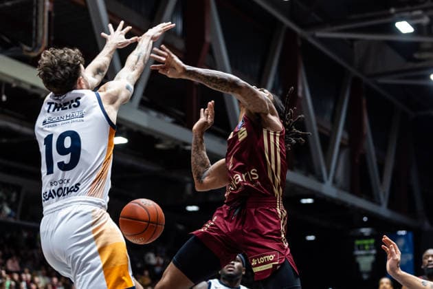 GER, easy-Credit Basketball-Bundesliga, Niners Chemnitz - Rostock Seawolves. 20.12.2025, Messe, Chemnitz, GER, easy-Credit Basketball-Bundesliga, Niners Chemnitz - Rostock Seawolves. Nike Sibande (Niners Chemnitz, 2), Sid-Marlon Theis (Rostock Seawolves 19) Foto Alexander Trienitz Chemnitz Messe Sachsen Deutschland
