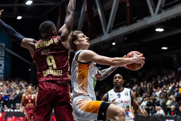 GER, easy-Credit Basketball-Bundesliga, Niners Chemnitz - Rostock Seawolves. 20.12.2025, Messe, Chemnitz, GER, easy-Credit Basketball-Bundesliga, Niners Chemnitz - Rostock Seawolves. Luis Wulff (Rostock Seawolves 6), John Edward Newman III (Niners Chemnitz, 9) Foto Alexander Trienitz Chemnitz Messe Sachsen Deutschland