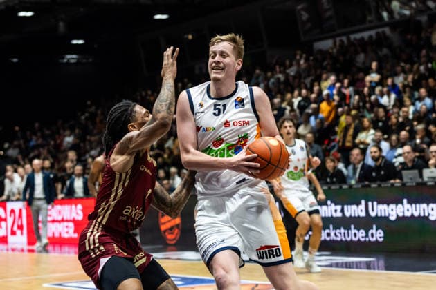 GER, easy-Credit Basketball-Bundesliga, Niners Chemnitz - Rostock Seawolves. 20.12.2025, Messe, Chemnitz, GER, easy-Credit Basketball-Bundesliga, Niners Chemnitz - Rostock Seawolves. Bent Leuchten (Rostock Seawolves 51), Nike Sibande (Niners Chemnitz, 2) Foto Alexander Trienitz Chemnitz Messe Sachsen Deutschland