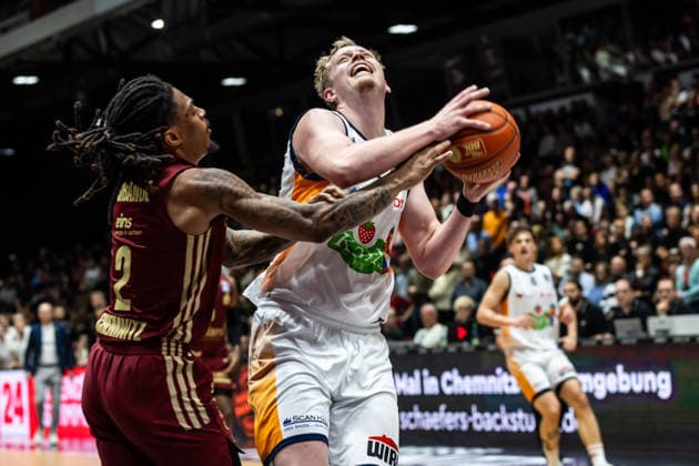 GER, easy-Credit Basketball-Bundesliga, Niners Chemnitz - Rostock Seawolves. 20.12.2025, Messe, Chemnitz, GER, easy-Credit Basketball-Bundesliga, Niners Chemnitz - Rostock Seawolves. Bent Leuchten (Rostock Seawolves 51), Nike Sibande (Niners Chemnitz, 2) Foto Alexander Trienitz Chemnitz Messe Sachsen Deutschland