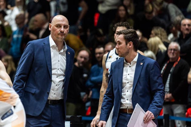GER, easy-Credit Basketball-Bundesliga, Niners Chemnitz - Rostock Seawolves. 20.12.2025, Messe, Chemnitz, GER, easy-Credit Basketball-Bundesliga, Niners Chemnitz - Rostock Seawolves. Przemyslaw Frasunkiewicz (Head-Coach), Rostock Seawolves mit Tom Schmidt (Assistant Coach), Rostock Seawolves Foto Alexander Trienitz Chemnitz Messe Sachsen Deutschland