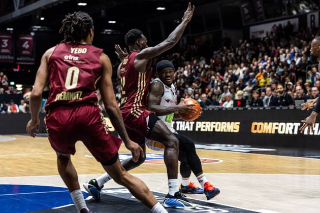 GER, easy-Credit Basketball-Bundesliga, Niners Chemnitz - Rostock Seawolves. 20.12.2025, Messe, Chemnitz, GER, easy-Credit Basketball-Bundesliga, Niners Chemnitz - Rostock Seawolves. TJ Crockett Jr. (Rostock Seawolves 0), Amadou Sow (Niners Chemnitz, 12) Foto Alexander Trienitz Chemnitz Messe Sachsen Deutschland