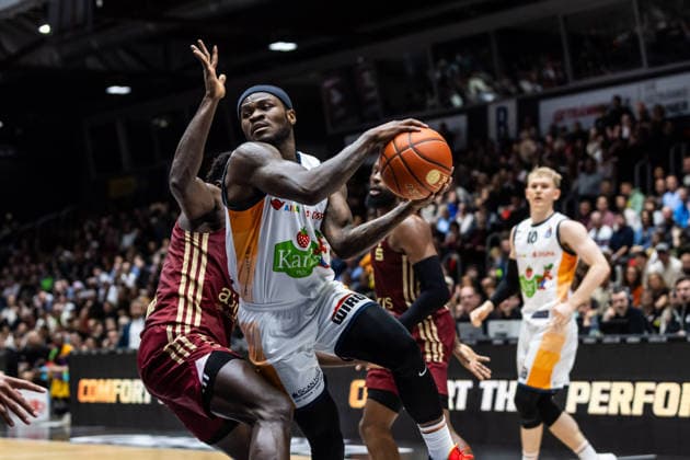 GER, easy-Credit Basketball-Bundesliga, Niners Chemnitz - Rostock Seawolves. 20.12.2025, Messe, Chemnitz, GER, easy-Credit Basketball-Bundesliga, Niners Chemnitz - Rostock Seawolves. TJ Crockett Jr. (Rostock Seawolves 0) Foto Alexander Trienitz Chemnitz Messe Sachsen Deutschland
