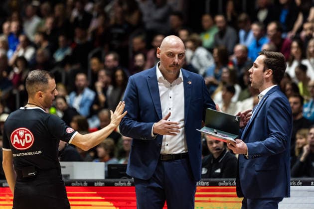 GER, easy-Credit Basketball-Bundesliga, Niners Chemnitz - Rostock Seawolves. 20.12.2025, Messe, Chemnitz, GER, easy-Credit Basketball-Bundesliga, Niners Chemnitz - Rostock Seawolves. Przemyslaw Frasunkiewicz (Head-Coach), Rostock Seawolves mit Tom Schmidt (Assistant Coach), Rostock Seawolves Foto Alexander Trienitz Chemnitz Messe Sachsen Deutschland