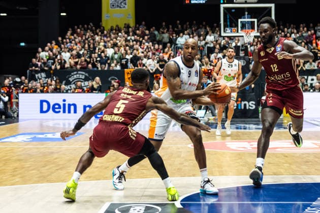 GER, easy-Credit Basketball-Bundesliga, Niners Chemnitz - Rostock Seawolves. 20.12.2025, Messe, Chemnitz, GER, easy-Credit Basketball-Bundesliga, Niners Chemnitz - Rostock Seawolves. DeAndre Lansdowne (Rostock Seawolves 9), Corey Davis Jr. (Niners Chemnitz, 5) Foto Alexander Trienitz Chemnitz Messe Sachsen Deutschland