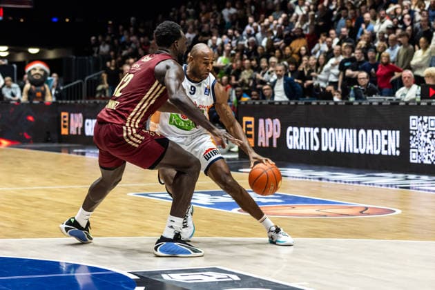 GER, easy-Credit Basketball-Bundesliga, Niners Chemnitz - Rostock Seawolves. 20.12.2025, Messe, Chemnitz, GER, easy-Credit Basketball-Bundesliga, Niners Chemnitz - Rostock Seawolves. DeAndre Lansdowne (Rostock Seawolves 9), Amadou Sow (Niners Chemnitz, 12) Foto Alexander Trienitz Chemnitz Messe Sachsen Deutschland