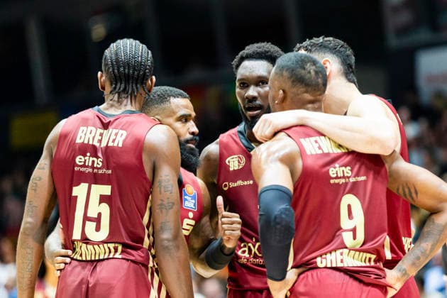 20.12.2025, xomx, Basketball easyCredit BBL Bundesliga, NINERS Chemnitz - Rostock Seawolves v.l. Spielerkreis, Mannschaftskreis, Abklatschen. Tyron Brewer (Niners Chemnitz), John Newman III (Niners Chemnitz) Chemnitz