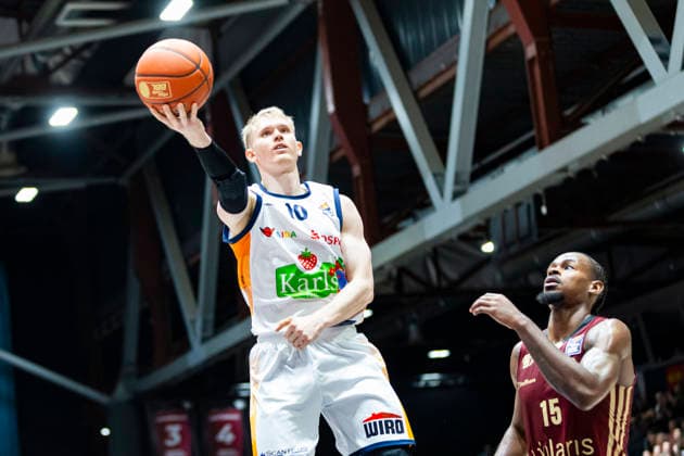 20.12.2025, xomx, Basketball easyCredit BBL Bundesliga, NINERS Chemnitz - Rostock Seawolves v.l. Lukasz Kolenda (ROSTOCK SEAWOLVES) am Ball. Tyron Brewer (Niners Chemnitz) Chemnitz