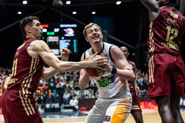 GER, easy-Credit Basketball-Bundesliga, Niners Chemnitz - Rostock Seawolves. 20.12.2025, Messe, Chemnitz, GER, easy-Credit Basketball-Bundesliga, Niners Chemnitz - Rostock Seawolves. Bent Leuchten (Rostock Seawolves 51) Foto Alexander Trienitz Chemnitz Messe Sachsen Deutschland
