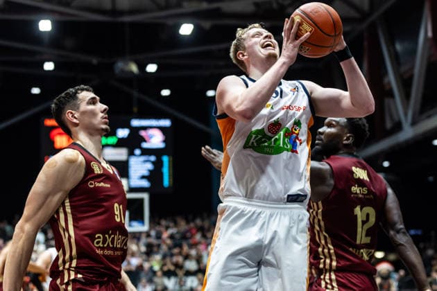 GER, easy-Credit Basketball-Bundesliga, Niners Chemnitz - Rostock Seawolves. 20.12.2025, Messe, Chemnitz, GER, easy-Credit Basketball-Bundesliga, Niners Chemnitz - Rostock Seawolves. Bent Leuchten (Rostock Seawolves 51) Foto Alexander Trienitz Chemnitz Messe Sachsen Deutschland