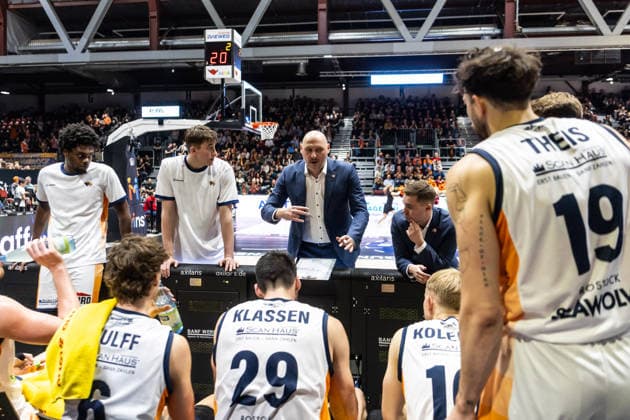 GER, easy-Credit Basketball-Bundesliga, Niners Chemnitz - Rostock Seawolves. 20.12.2025, Messe, Chemnitz, GER, easy-Credit Basketball-Bundesliga, Niners Chemnitz - Rostock Seawolves. Przemyslaw Frasunkiewicz (Head-Coach), Rostock Seawolves spricht mit seinen Spielern Foto Alexander Trienitz Chemnitz Messe Sachsen Deutschland