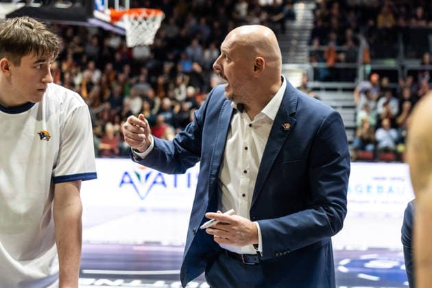 GER, easy-Credit Basketball-Bundesliga, Niners Chemnitz - Rostock Seawolves. 20.12.2025, Messe, Chemnitz, GER, easy-Credit Basketball-Bundesliga, Niners Chemnitz - Rostock Seawolves. Przemyslaw Frasunkiewicz (Head-Coach), Rostock Seawolves Foto Alexander Trienitz Chemnitz Messe Sachsen Deutschland
