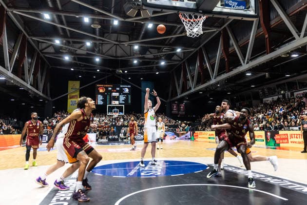 GER, easy-Credit Basketball-Bundesliga, Niners Chemnitz - Rostock Seawolves. 20.12.2025, Messe, Chemnitz, GER, easy-Credit Basketball-Bundesliga, Niners Chemnitz - Rostock Seawolves. Bent Leuchten (Rostock Seawolves 51) bei einem Freiwurf Foto Alexander Trienitz Chemnitz Messe Sachsen Deutschland