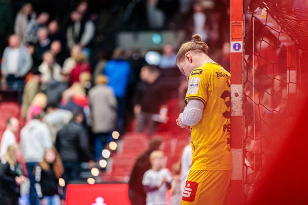 Joern Persson (HSG Krefeld Niederrhein, 34) ist enttaeuscht traurig nach 28:28 Unentschieden GER, TuS N-Luebbecke vs. HSG Krefeld Niederrhein, Handball, 2. Bundesliga, 16. Spieltag, Spielzeit 2025 2026, 20.12.2025 GER, TuS N-Luebbecke vs. HSG Krefeld Niederrhein, Handball, 2. Bundesliga, 16. Spieltag, Spielzeit 2025 2026, 20.12.2025 Luebbecke Copyright: xEibner-Pressefoto JanxRollingerx EP_JSK