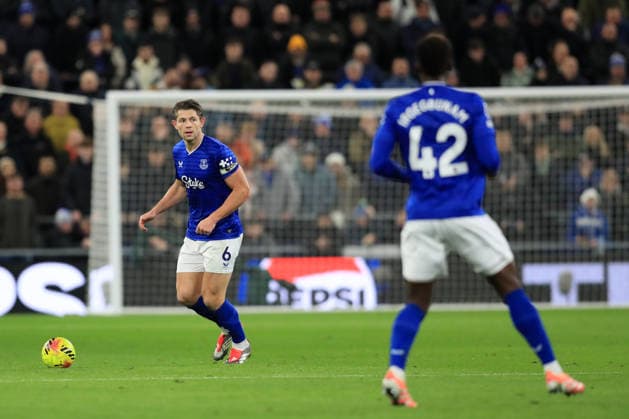 20th December 2025; Hill Dickinson Stadium, Liverpool, England; Premier League Football, Everton versus Arsenal; James Tarkowski of Everton looks up before playing a forward pass  DavidxBlunsden