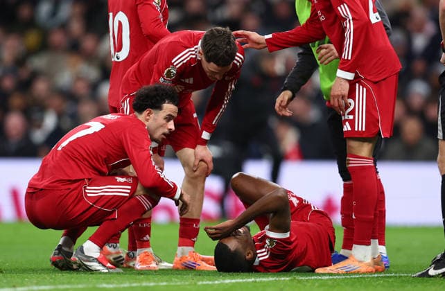 London, England, 20th December 2025. Alexander Isak of Liverpool surrounded by players after he is injured while scoring to make it 1-0 during the Tottenham Hotspur vs Liverpool Premier League match at the Tottenham Hotspur Stadium, London. Picture credit should read: Paul Terry Sportimage EDITORIAL USE ONLY. No use with unauthorised audio, video, data, fixture lists, club league logos or live services. Online in-match use limited to 120 images, no video emulation. No use in betting, games or single club league player publications. SPI_055_PT_Tottenham_Liverpool SPI-4387-0055