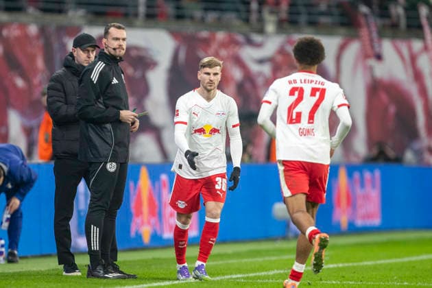 GER, Leipzig, Fußball, DFL Bundesliga, 15. Spieltag, RB Leipzig vs. Bayer Leverkusen im Bild v.l.: Timo Werner (RB Leipzig 36), kommt fuer Tidiam Gomis (RB Leipzig 27), ins Spiel 20.12.2025, Red-Bull Arena Leipzig DFL DFB REGULATIONS PROHIBIT ANY USE OF PHOTOGRAPHS AS IMAGE SEQUENCES AND OR QUASI-VIDEO, Copyright: HMBxMedia PaulxFritz
