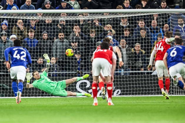Premier League Everton v Arsenal Viktor Gyokeres of Arsenal scores a penalty to make it 0-1 during the Premier League match Everton vs Arsenal at Hill Dickinson Stadium, Liverpool, United Kingdom, 20th December 2025 (Photo by Alfie Cosgrove News Images) Liverpool Hill Dickinson Stadium Merseyside United Kingdom Copyright: xAlfiexCosgrove NewsxImagesx