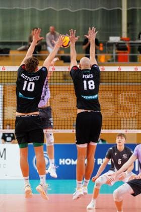 Spielszene mit Patrick Rupprecht (10; TSV Haching München), Iven Fietje Ferch (18; TSV Haching München) und Joris Backhaus (5; VCO Berlin) Spielszene mit Patrick Rupprecht (10; TSV Haching München), Iven Fietje Ferch (18; TSV Haching München) und Joris Backhaus (5; VCO Berlin)
