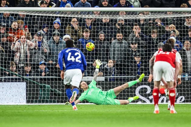 Premier League Everton v Arsenal Viktor Gyokeres of Arsenal scores a penalty to make it 0-1 during the Premier League match Everton vs Arsenal at Hill Dickinson Stadium, Liverpool, United Kingdom, 20th December 2025 (Photo by Alfie Cosgrove News Images) Liverpool Hill Dickinson Stadium Merseyside United Kingdom Copyright: xAlfiexCosgrove NewsxImagesx