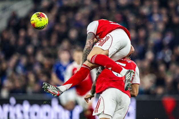 Premier League Everton v Arsenal Riccardo Calafiori of Arsenal and Piero Hincapie of Arsenal collide in the air while both challenging the high ball during the Premier League match Everton vs Arsenal at Hill Dickinson Stadium, Liverpool, United Kingdom, 20th December 2025 (Photo by Alfie Cosgrove News Images) Liverpool Hill Dickinson Stadium Merseyside United Kingdom Copyright: xAlfiexCosgrove NewsxImagesx