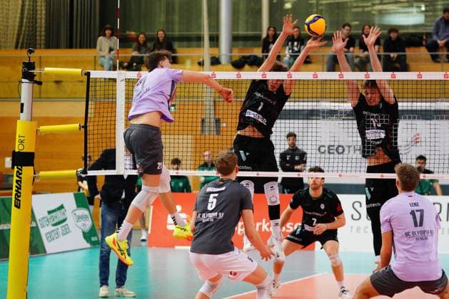 Spielszene mit Oliver Wachtel (1; TSV Haching München), Mark Gumenjuk (13; TSV Haching München) und Julian Lenz (17; VCO Berlin) Spielszene mit Oliver Wachtel (1; TSV Haching München), Mark Gumenjuk (13; TSV Haching München) und Julian Lenz (17; VCO Berlin)