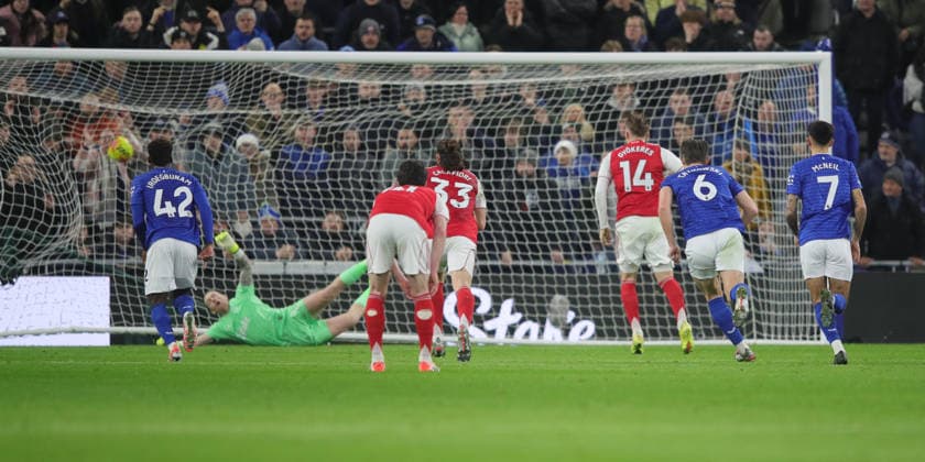 Everton v Arsenal, Premier League Viktor Gyökeres of Arsenal scores their first goal during the Premier League match between Everton and Arsenal at Hill Dickinson Stadium, Liverpool, England on 20 December 2025. Liverpool Hill Dickinson Stadium Merseyside UK Editorial use only DataCo restrictions apply See www.football-dataco.com , Copyright: xAlunxRobertsx PSI-23456-0034