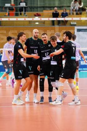 Spielszene mit Iven Fietje Ferch (18; TSV Haching München), Yoan David (7; TSV Haching München), Noel Simon Jakob Krassnig (12; TSV Haching München) und Oliver Wachtel (1; TSV Haching München) Spielszene mit Iven Fietje Ferch (18; TSV Haching München) und Teamkollegen
