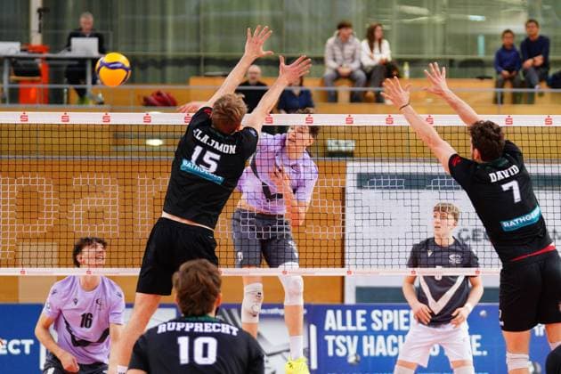 Spielszene mit Jakub Klajmon (15; TSV Haching München), Yoan David (7; TSV Haching München), Patrick Rupprecht (10; TSV Haching München), Leonas Fritsche (16; VCO Berlin) und Tristan Hans Bleicke Mohr (21; VCO Berlin) Spielszene mit Jakub Klajmon (15; TSV Haching München) und Yoan David (7; TSV Haching München)