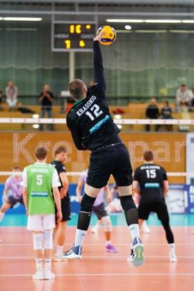 Noel Simon Jakob Krassnig (12; TSV Haching München) schmettert, während Florian Krenkel (5; TSV Haching München) und Jakub Klajmon (15; TSV Haching München) blocken Noel Simon Jakob Krassnig (12; TSV Haching München) schmettert am Netz