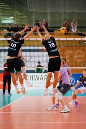 Patrick Rupprecht (10; TSV Haching München) und Iven Fietje Ferch (18; TSV Haching München) blocken am Netz, während Joris Backhaus (5; VCO Berlin) in Bereitschaft ist Block am Netz mit Joris Backhaus (5; VCO Berlin) in Bereitschaft