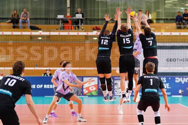 Noel Simon Jakob Krassnig (12; TSV Haching München), Jakub Klajmon (15; TSV Haching München) und Yoan David (7; TSV Haching München) blocken am Netz, während Patrick Rupprecht (10; TSV Haching München) und Oliver Wachtel (1; TSV Haching München) in der Abwehrposition sind Block am Netz von Noel Simon Jakob Krassnig (12; TSV Haching München), Jakub Klajmon (15; TSV Haching München) und Yoan David (7; TSV Haching München)