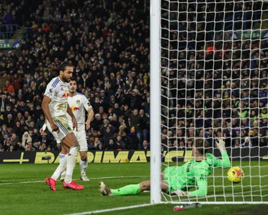 Premier League Leeds United v Crystal Palace Dominic Calvert-Lewin of Leeds United scores to make it 1-0 during the Premier League match Leeds United vs Crystal Palace at Elland Road, Leeds, United Kingdom, 20th December 2025 (Photo by Mark Cosgrove News Images) Leeds Elland Road West Yorkshire United Kingdom Copyright: xMarkxCosgrove NewsxImagesx