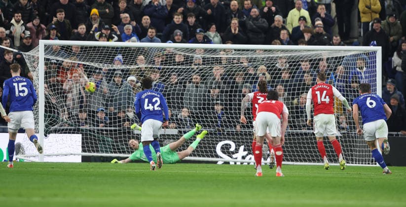 20.12.2024 Everton v Arsenal Premier League, Hill Dickinson Stadium, Liverpool Times Photographer Bradley Ormesher. 20.12.2024 Everton v Arsenal Premier League, Hill Dickinson Stadium, Liverpool Viktor Gyokeres of Arsenal scores from the penalty spot 0-1 Times Photographer Bradley Ormesher.  Copyright: xBradleyxOrmesherx NINTCHDBPICT001047055802