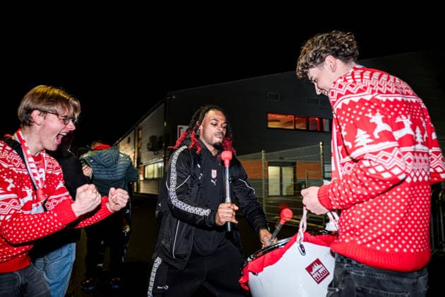 easycredit BBL Basketball Bundesliga 2025 2026 11. Spieltag 20.12.2025 Science City Jena vs BMA365 Bamberg Baskets Bambergs Topscorer Cobe Williams trommelt auf dem Parkplatz nach dem Sieg in Jena mit den Fans Sparkassen Arena