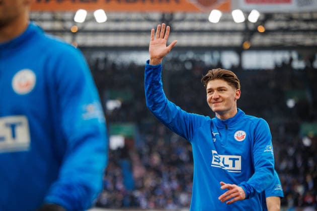 Ryan Naderi (Rostock) grüßt seine Familie; GER, FC Hansa Rostock vs. 1. FC Saarbrücken, Fußball, Männer, 3. Liga, 19.Spieltag, Spielzeit 2025 2026, 20.12.2025 Rostock Ostseestadion Mecklenburg - Vorpommern Deutschland