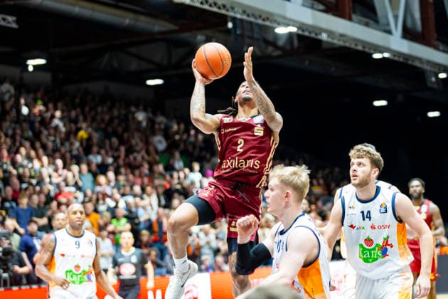 20.12.2025, xomx, Basketball easyCredit BBL Bundesliga, NINERS Chemnitz - Rostock Seawolves v.l. Nike Sibande (Niners Chemnitz) am Ball. Chemnitz